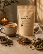 Kakao Ruhe Abendritual mit transparenter Etikett-Optik, warmer Kakao-Tasse, Kerze, Zimt und Kardamom